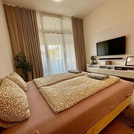New, Beautiful Apt With Parking In Best Location! Bratislava Eksteriør billede