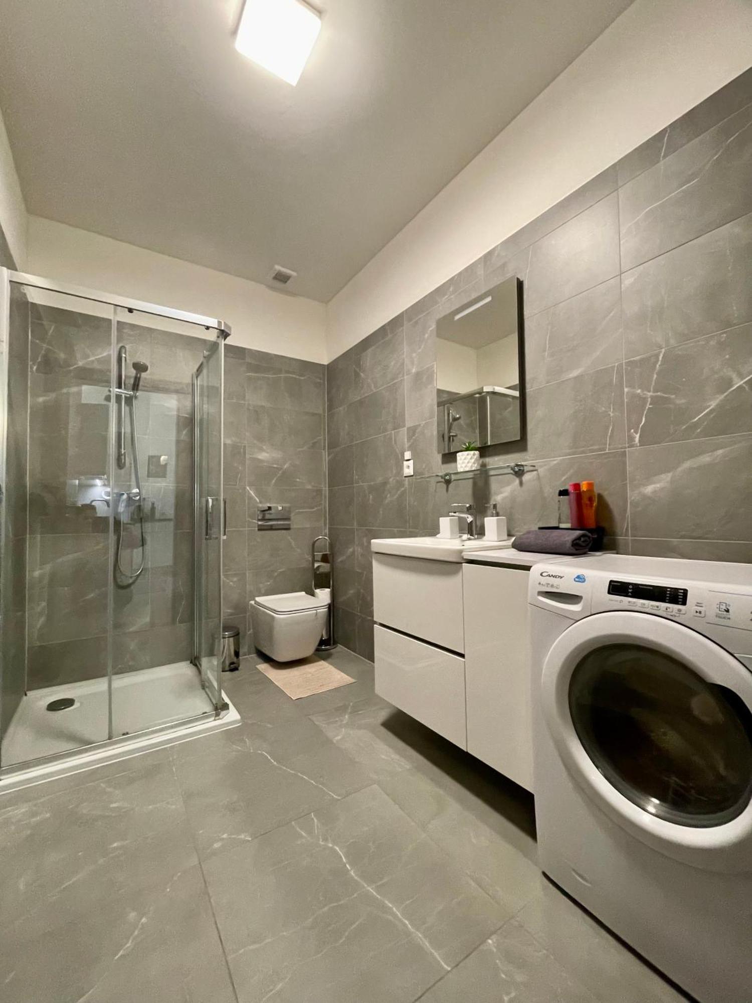 New, Beautiful Apt With Parking In Best Location! Bratislava Eksteriør billede