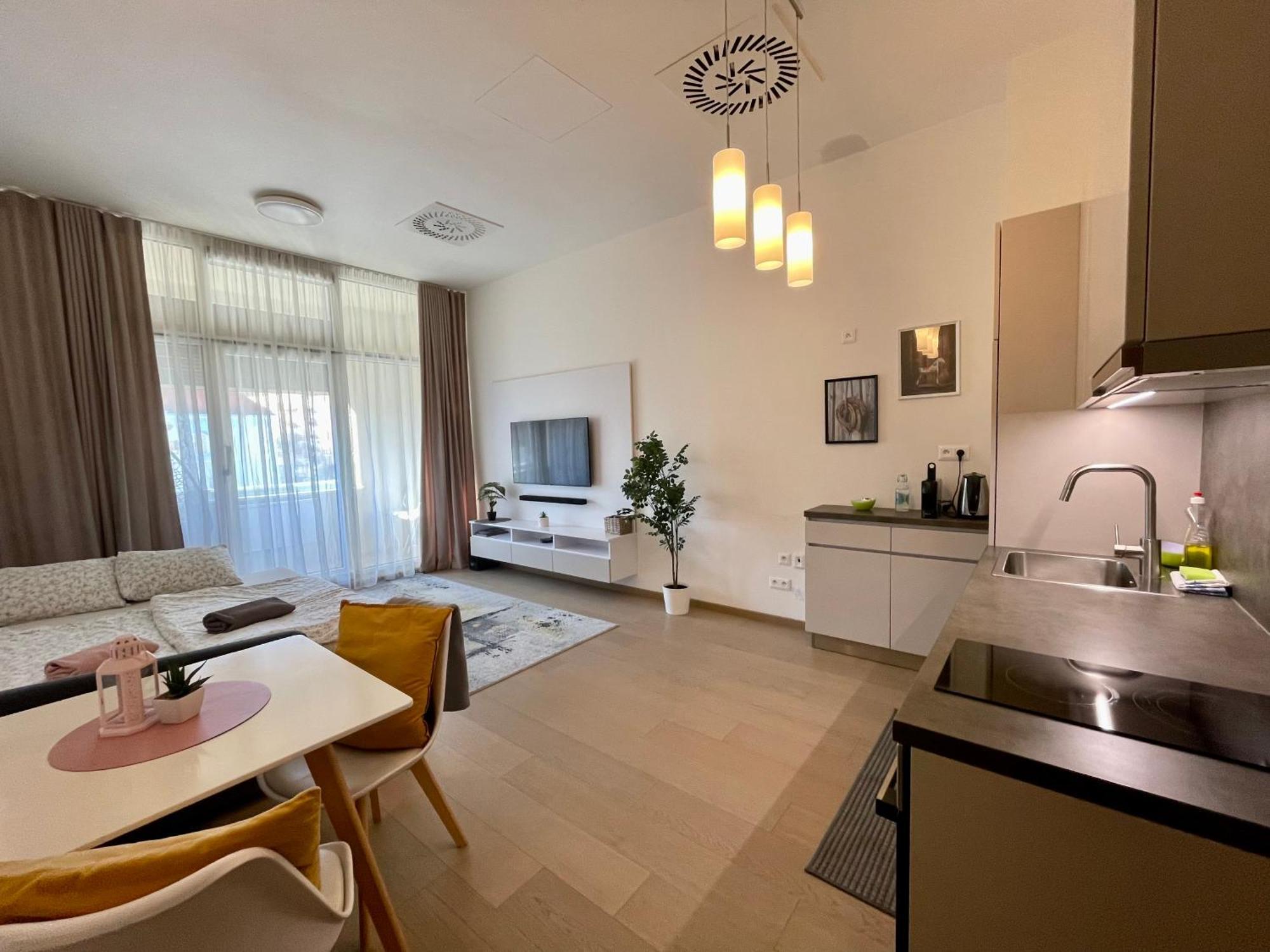 New, Beautiful Apt With Parking In Best Location! Bratislava Eksteriør billede