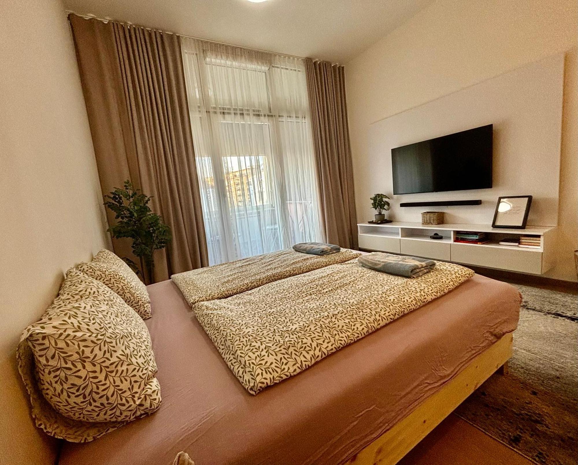 New, Beautiful Apt With Parking In Best Location! Bratislava Eksteriør billede