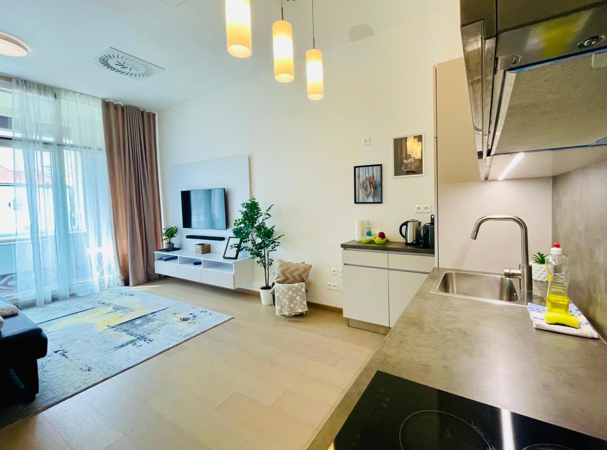 New, Beautiful Apt With Parking In Best Location! Bratislava Eksteriør billede